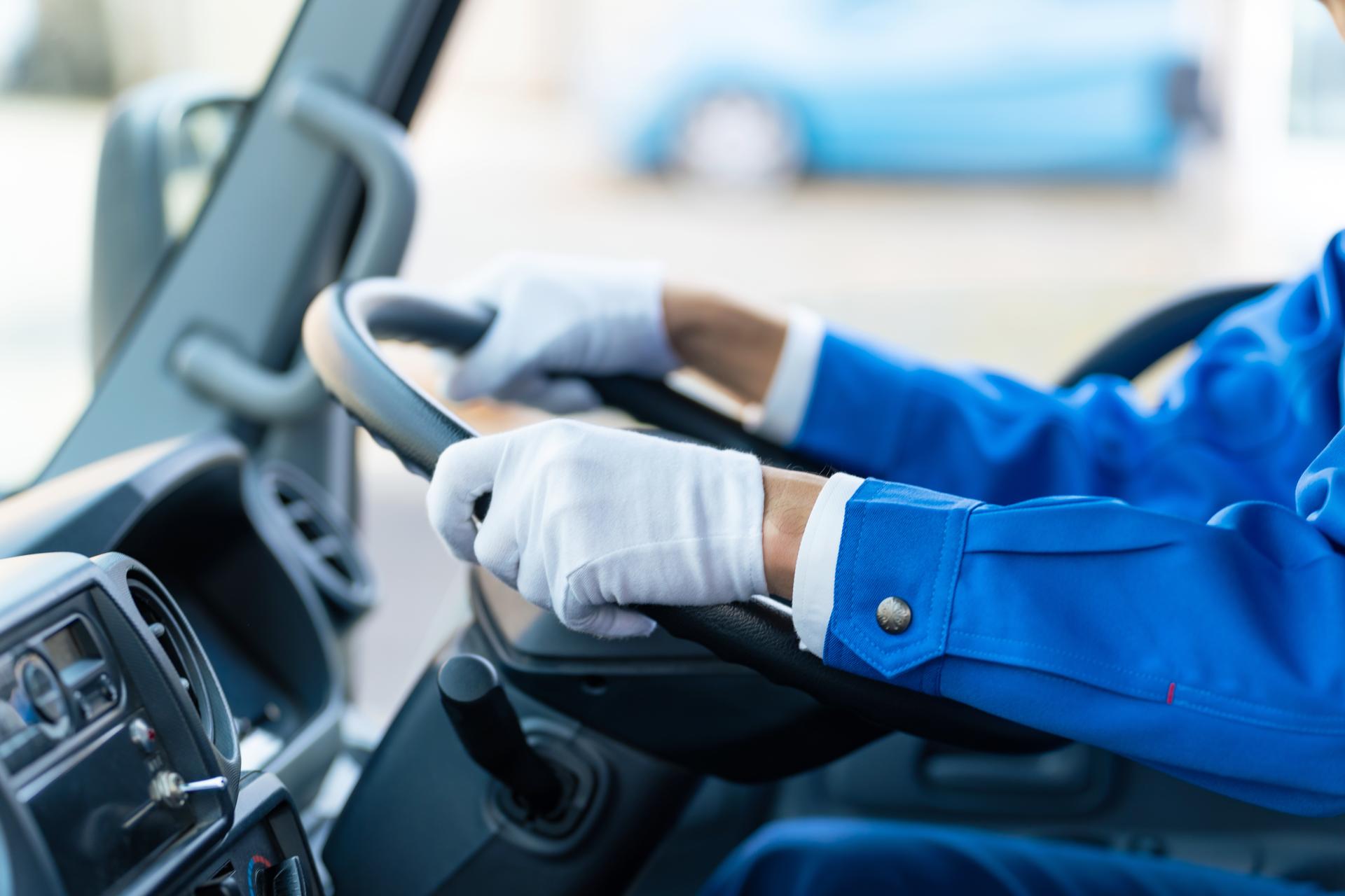 ハンドルを握っている運転手
